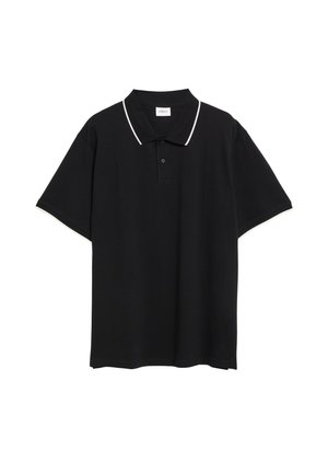 Schwarzes Poloshirt mit kurzen Ärmeln, weißem Besatz an Kragen und Ärmelsäumen, Zwei-Knopf-Leiste, auf weißem Hintergrund gezeigt.