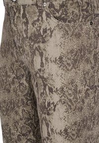 Beige och brun ormskinnsmönstrad tyg, med texturerade mönster och fitted design. Inkluderar standardfickor och metallknappdetaljer.