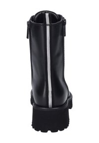 Czarne skórzane ankles boots z białym pionowym pasem, zamknięciem na zamek błyskawiczny z boku oraz solidną czarną podeszwą, posiadające gładką fakturę.