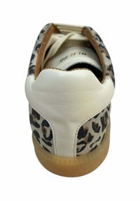 Zapatillas de cuero con un diseño de estampado de leopardo en la parte posterior, detalles en crema y una suela de goma marrón. Textura suave con una forma redondeada.