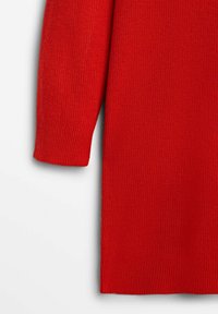 Rode gebreide kleding met ribbelstructuur, lange mouwen en een rechte zoom. Materiaal lijkt zacht en flexibel.