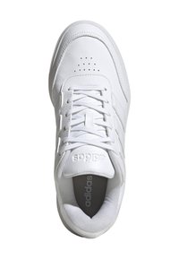 Baskets de sport blanches avec une tige en cuir lisse et en mesh, bout rond, lacets et intérieur gris contrastant avec semelle intérieure à logo.