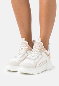 Buffalo CHAI - Sapatilhas - white/cream