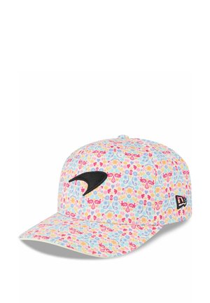 Casquette en tissu avec un motif floral pastel dans des tons de rose, bleu et jaune. Logo noir à l'avant, visière incurvée et arrière ajustable.