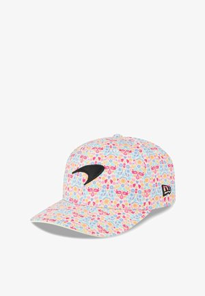 Kappe aus Stoff mit einem pastellfarbenen Blumenmuster in Pink, Blau und Gelb. Schwarzes Logo auf der Vorderseite, gebogener Schirm und verstellbarer Rücken.