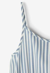 Camiseta de tirantes azul y blanca a rayas, con tirantes finos, que presenta una textura suave y un ligero brillo. Las rayas son verticales y están equidistantes.