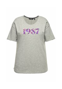 Grijze T-shirt met korte mouwen, voorzien van een ronde hals en een kleurrijke '1987' graphic in paars en roze. Zacht katoen materiaal met een losse pasvorm.