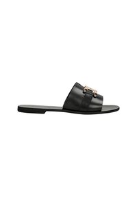 Zwarte leren slip-on sandaal met een brede band en goudkleurig accent. Platte zool, minimalistisch ontwerp en een gladde textuur.