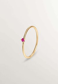 Anillo de oro con una banda delgada y lisa que presenta una única piedra preciosa redonda de color rosa engastada en un monte en el centro, diseño minimalista.