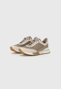 Scarpe sportive beige con tomaia testurizzata, punta rotonda e suola in gomma a contrasto. Presentano lacci e dettagli lucidi sul tallone.