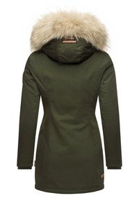 Olivinės spalvos parka striukė su kailiniu apdailos kapuce, tekstūrizuota medžiaga, prigludusi konstrukcija ir susiūtomis rankovėmis; kairėje pusėje yra logotipo etiketė.