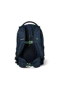 Sac à dos navy avec des accents géométriques verts, dos en maille rembourré, bretelles réglables et clips de soutien. Tissu lisse avec un design moderne.