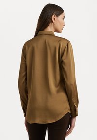 Lauren Ralph Lauren Petite CLASSIC FIT SATIN CHARMEUSE SHIRT - Blusa com botões - honey tan