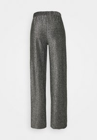 Pantalones anchos de tela brillante negra con cinturilla elástica, que presentan una textura suave y un acabado brillante para mayor interés visual.