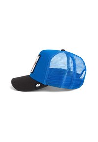 Blaues Mesh-Trucker-Cap mit schwarzem Schild, das auf der Vorderseite ein Patch und an der Seite ein Logo aufweist. Strukturierte Bauweise für eine verstellbare Passform.