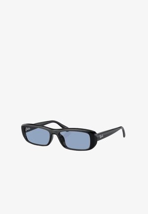 Occhiali da sole rettangolari neri con lenti tinte blu. Caratterizzati da una montatura in plastica lucida e dettagli laterali con marchio.