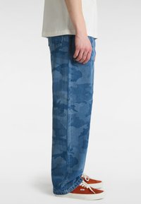 Vans CHECK-5 LOOSE CAMO PRINTED  - Vaqueros boyfriend - medium blue