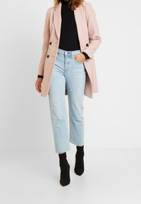 Miss Selfridge Krátký kabát - pink