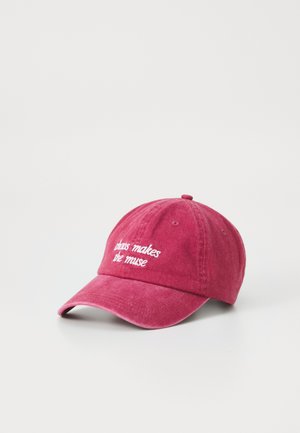 Rød bomulds baseball cap med en buet skygge og broderet tekst "farver gør muse" på fronten. Blødt, tekstureret stof.