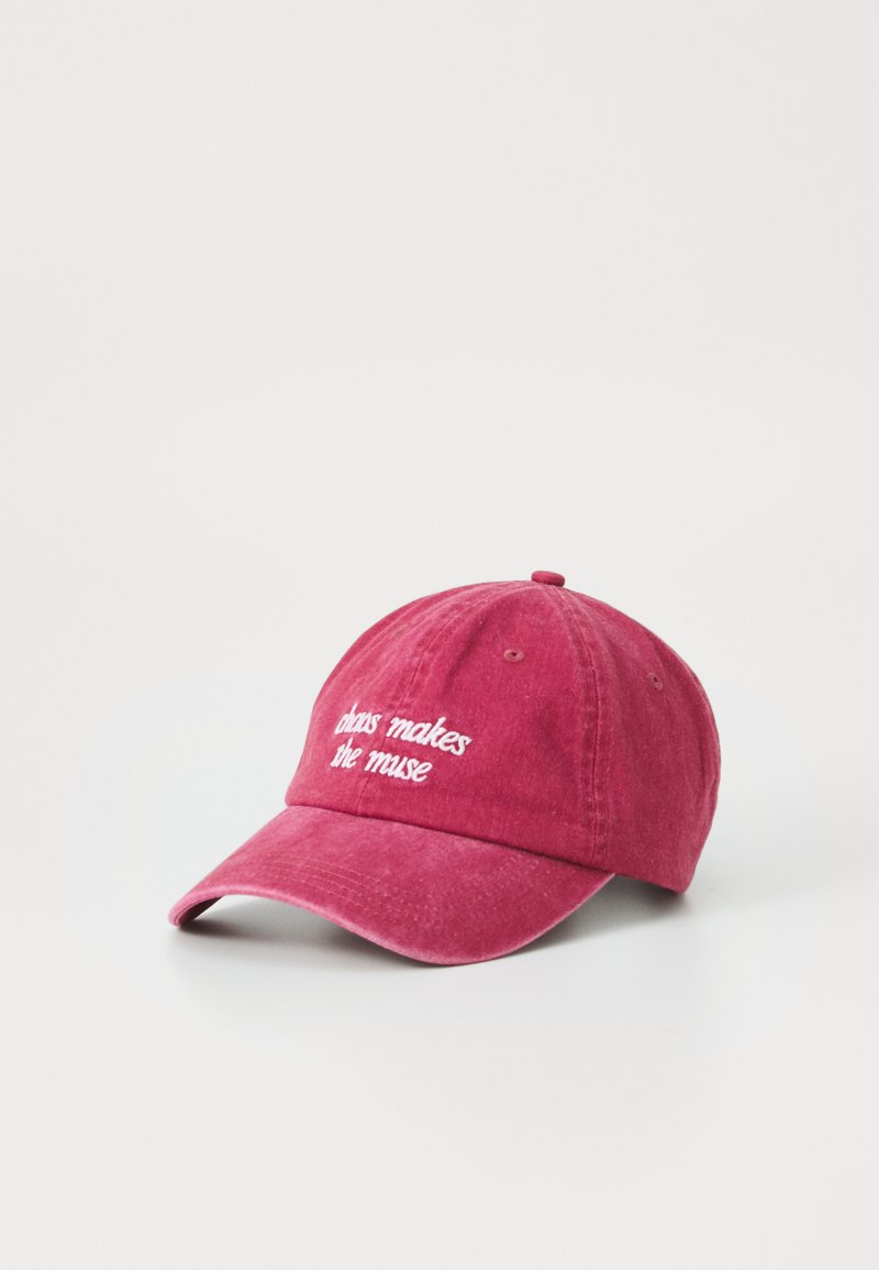 Rote Baumwoll-Baseballmütze mit gebogenem Schirm und gesticktem Text "Farben machen die Muse" auf der Vorderseite. Weicher, strukturierter Stoff.