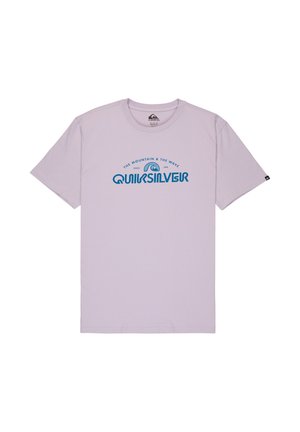 Lichtpaars katoenen T-shirt met korte mouwen, met een blauw grafisch logo met de tekst "Quiksilver" en decoratieve tekst in een gebogen lay-out.