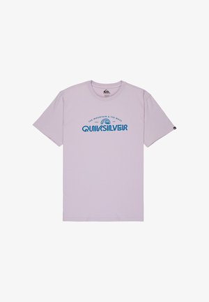 Svetlofialové bavlnené tričko s krátkymi rukávmi, na ktorom je modré grafické logo s nápisom "Quiksilver" a ozdobný text v zakrivenej kompozícii.