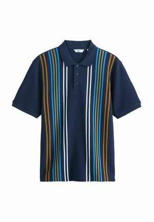 Tamsiai mėlyna trumpomis rankovėmis polo marškinėliai su vertikaliomis juostelėmis baltos, šviesiai mėlynos, alyvuogių žalios ir garstyčių geltonos spalvų, trijų mygtukų apykaklė.