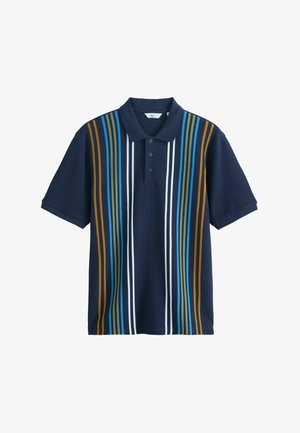 Tamsiai mėlyna trumpomis rankovėmis polo marškinėliai su vertikaliomis juostelėmis baltos, šviesiai mėlynos, alyvuogių žalios ir garstyčių geltonos spalvų, trijų mygtukų apykaklė.