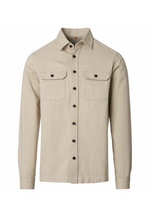 Beige langærmet skjorte med knapper, to brystlommer med klap og sorte knapper, med klassisk krave.