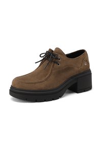 Scarpa in suede marrone con lacci, dotata di un tacco spesso nero, parte superiore testurizzata, cuciture minime e occhielli circolari.