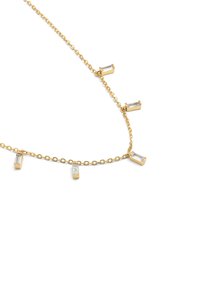 Collana in oro con cinque accenti rettangolari di cristallo trasparente, alternando le dimensioni lungo la lunghezza della catena.