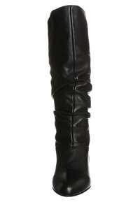 Bota de cuero negra hasta la rodilla con un diseño arrugado, punta afilada y textura suave. Presenta hardware mínimo y una silueta elegante.