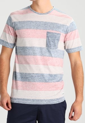 Stribet t-shirt med lysegrå, rød og blå farver. Den har rund hals, korte ærmer og en lille lomme på venstre bryst.