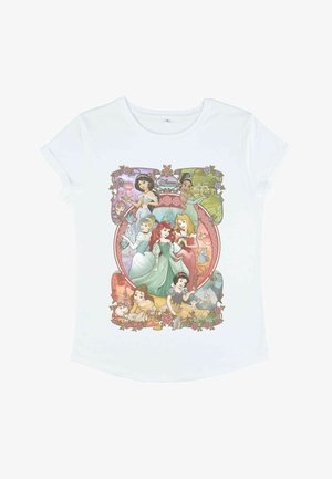 Hvid t-shirt med farverig grafik af Disney-prinsesser i forskellige poser, omgivet af blomster mønstre og dekorative accenter.