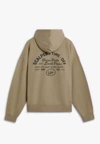 Beige Kapuzenpullover mit einem grafischen Druck auf dem Rücken. Der Text beinhaltet "SCALPERS TIME-OFF" und Informationen zu Food-Events. Weicher Stoff, lässige Passform.