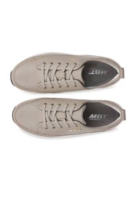 Zapatillas de cuero beige claro con un acabado texturizado, puntera redondeada, cordones en la parte frontal, acentos dorados y una plantilla gris con la marca MBT.
