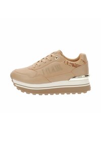 Sneaker sintetica beige con punta rotonda, linguetta imbottita, suola a strati bianca e marrone chiaro e accento dorato sul tallone. Dettaglio logo stampato.