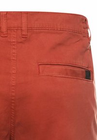 Rote Baumwollmischhosen mit geradem Schnitt, ausgestattet mit einer Gesäßtasche und einem abgesteppten Bund. Glatte Textur und minimalistisches Design.