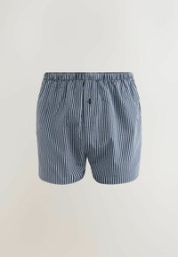 Marinblå och vita randiga herrshorts i lätt tyg, med resårmidja och knapp fram, samt sidfickor.