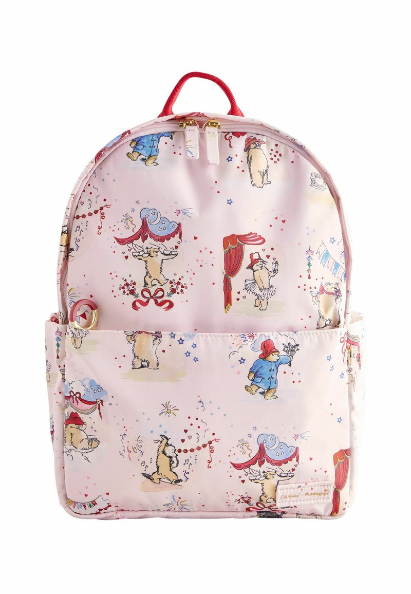 Ružový látkový batoh s potlačou rozprávkových zvierat, so zipsovým uzáverom, červenými akcentmi a prednou kapsou s okrúhlym kovovým detailom.