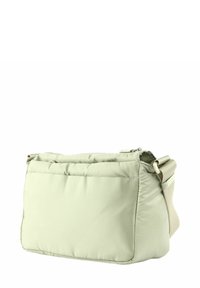 Sac fourre-tout matelassé en tissu vert clair avec une fermeture zippée, une bandoulière réglable et un design minimaliste. Présente des côtés plats et une texture lisse.