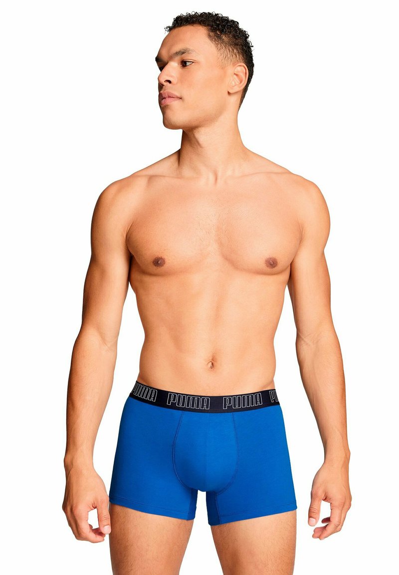 Boxer in cotone blu con elastico nero che presenta il logo Puma. Il design è aderente, senza motivi né accenti aggiuntivi.