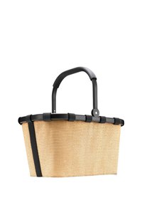 Panier en paille tressée avec une poignée en plastique noir, forme rectangulaire et accents en caoutchouc noir sur le bord et sur le côté.