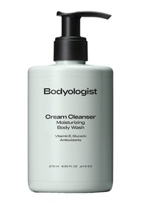 Hellgrüne Flasche mit schwarzem Pumpenkopf, beschriftet mit "Bodyologist Cream Cleanser Moisturizing Body Wash", 275 ml, listet die Inhaltsstoffe und den pH-Wert auf.