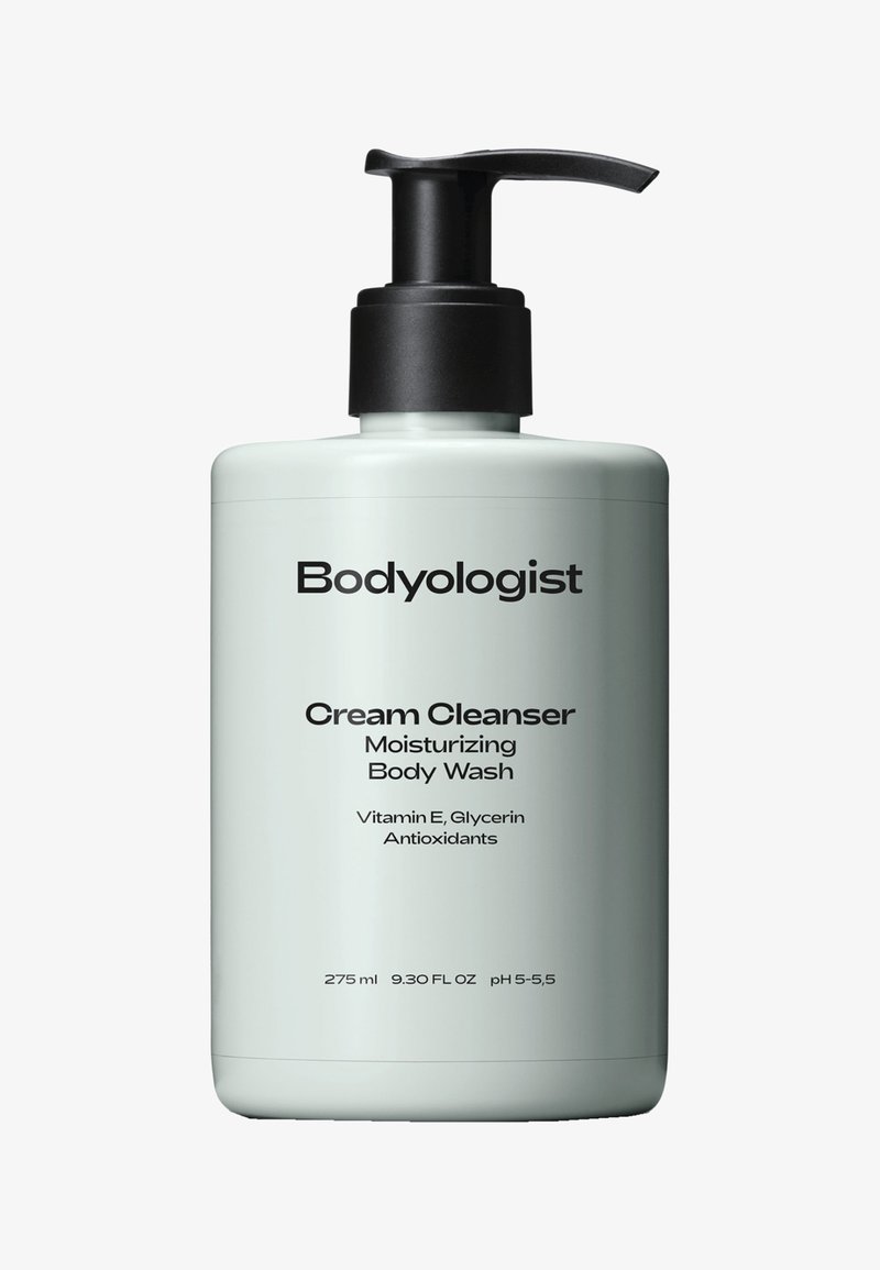Hellgrüne Flasche mit schwarzem Pumpenkopf, beschriftet mit "Bodyologist Cream Cleanser Moisturizing Body Wash", 275 ml, listet die Inhaltsstoffe und den pH-Wert auf.