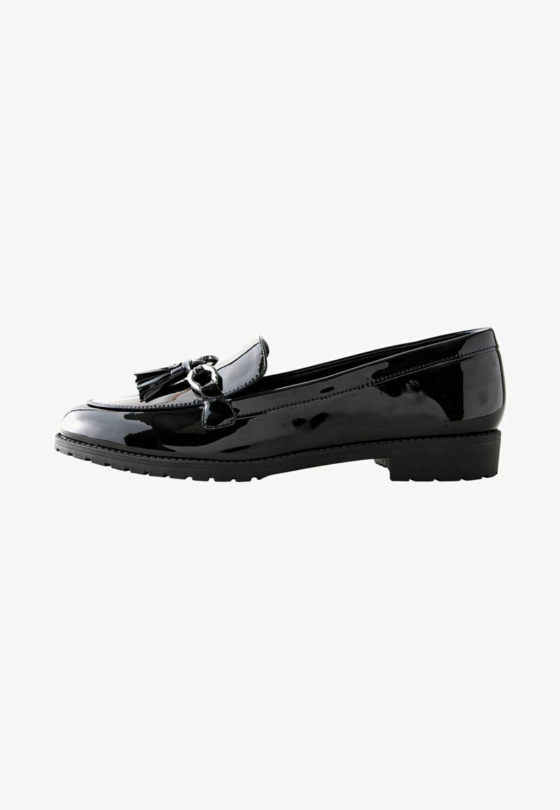 Zwarte gepoetste leren loafers met een kwastdetail, ronde neus, lage hak en rubberen zool voor grip. Glad textuur en een slank ontwerp.