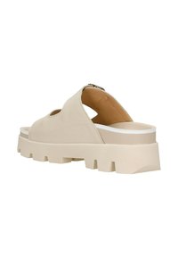 Sandalo in pelle beige con design traforato, soletta imbottita, suola spessa bianca e fondo zigrinato per una buona aderenza. Chiusura con zip laterale visibile.
