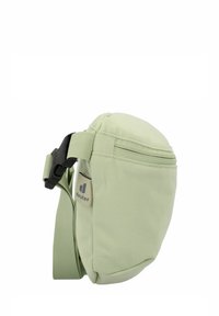 Groene stoffen schoudertas met een afgeronde vorm, een ritssluiting aan de voorkant, een verstelbare schouderband en een logodetail aan de zijkant.