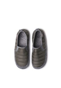 Inneskor i slip-on modell med quiltade olivgröna toppar och grå filtinsidor och sulor, uppställda sida vid sida på en vit bakgrund.