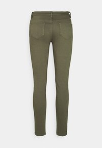 Olijfgroene skinny jeans met een gladde textuur, voorzien van een middelhoge taille, twee achterzakken en stikselaccenten langs de naden.